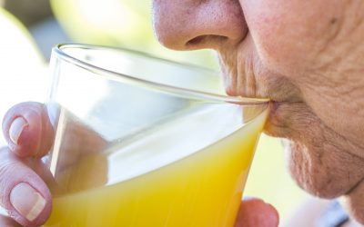 Genug trinken im Alter – so motivieren Sie Ihre Angehörigen